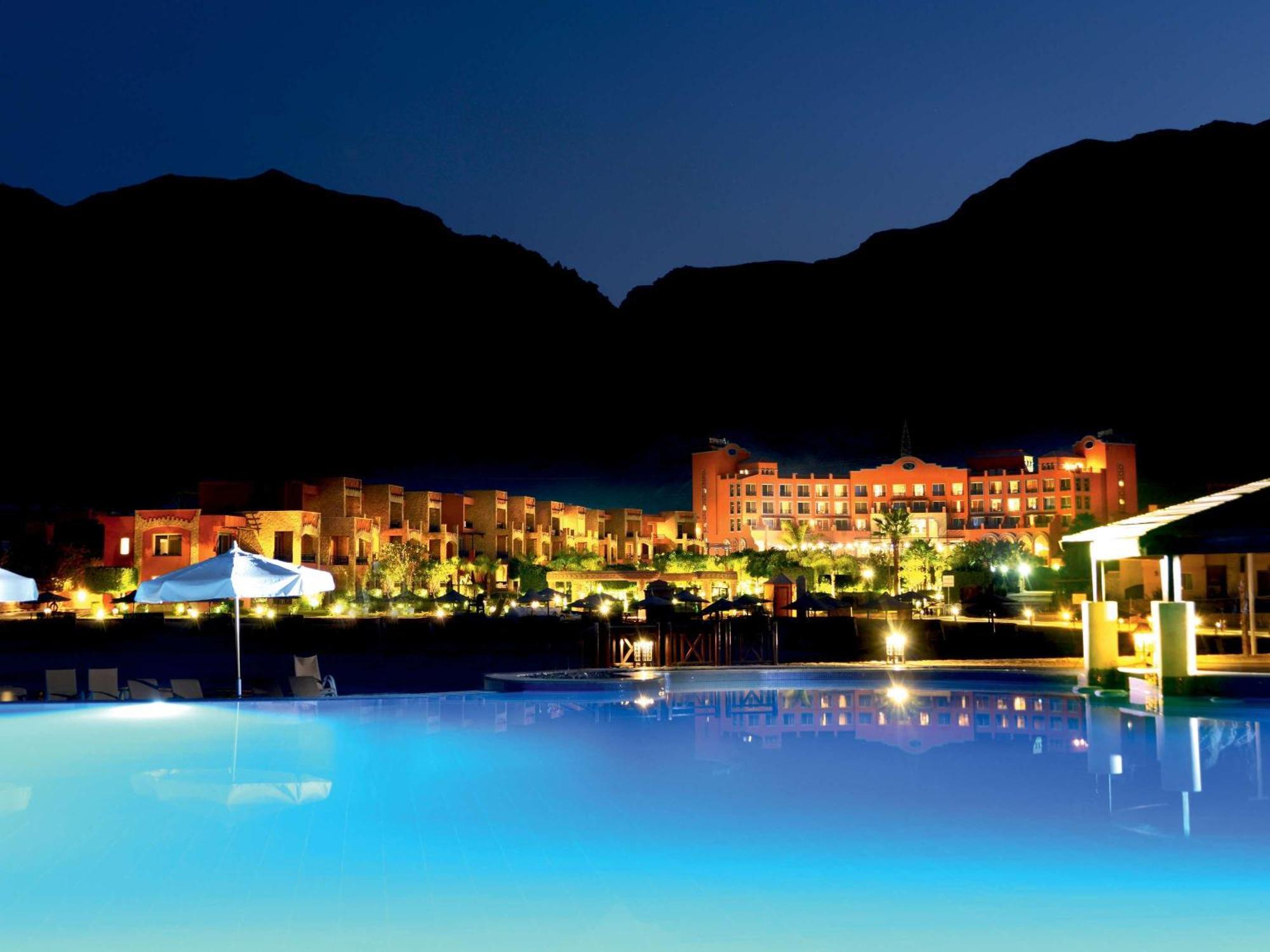 Moevenpick Resort El Sokhna Ain Sukhna Exterior foto The resort at night